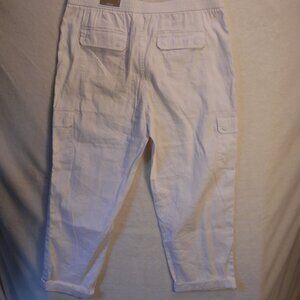Chicos Cargo Pants Womens Size 3(XL) White Ultimate Fit Cropped Slimming NWT